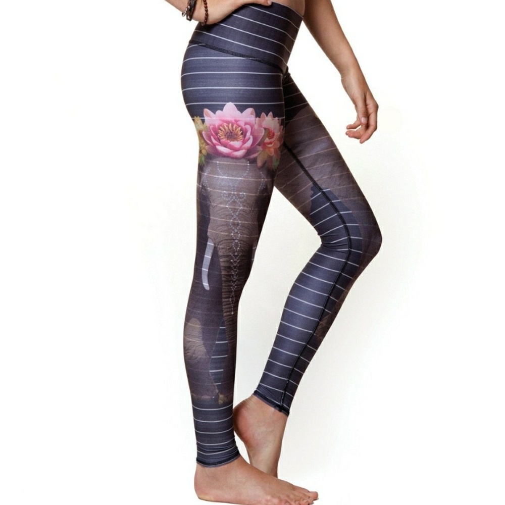 Teeki Love the Elephant Hot pants size Large